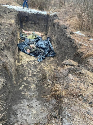 Трупы русских военных в братской могиле