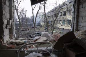 рашисти обстріляли пологовий будинок у Маріуполі. Фото Мстислава Чернова та Євгена Малолєтки 