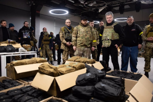 Порошенко передав бійцям 206-го батальйону ТрО військове спорядження