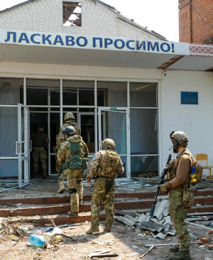 Бійці ЗСУ у визволеному поселенні