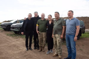 Порошенко подарував пікапи