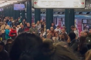Украинцы спели в метро во время ракетных обстрелов