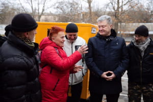 Порошенко зустрівся з волонтерами