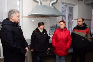 Порошенко зустрівся з волонтерами
