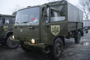 Порошенко привіз вантажівки з причепами у бригаду артрозвідки