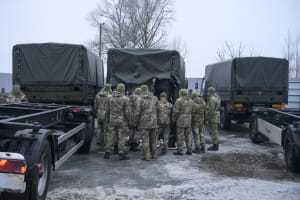 Порошенко привіз вантажівки з причепами у бригаду артрозвідки
