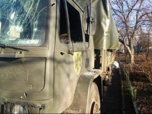 Українська вантажівка після ворожого обстрілу