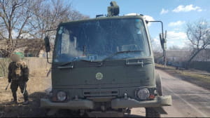 Українська вантажівка після російського обстрілу
