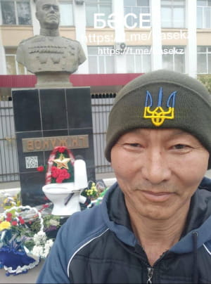 Ахмедьяров і пам'ятник