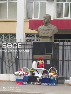Ахмедьяров і пам'ятник