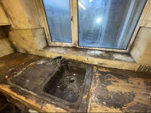 Брудний будинок