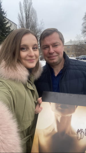 "5 канал" передав переможцю підписаний Залужним календар