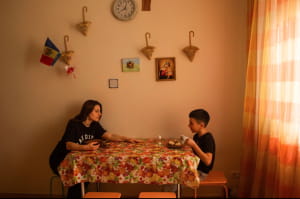 Британская фотографка два года документировала жизнь беженцев из Украины за границей 