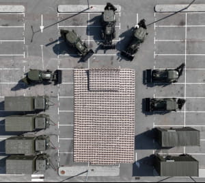 Порошенко передает армии 2000 дронов и технику.