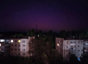 рожеве полярне сяйво над Україною