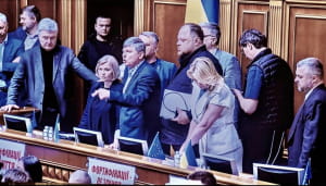 фракція "Євросолідарності" заблокувала трибуну Верховної Ради