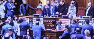 фракція "Євросолідарності" заблокувала трибуну Верховної Ради