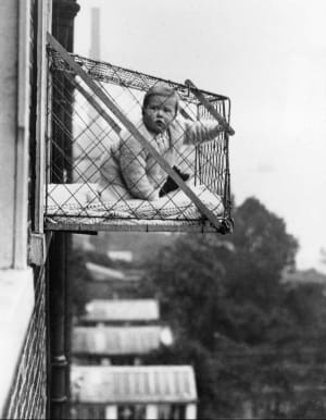 У 1937 році дитячі клітки використовувалися для того, щоб діти, які живуть у багатоквартирних будинках, отримували достатньо сонячного світла та свіжого повітря. Також вважалося, що вплив низьких температур на немовлят сприятиме їх імунній системі.