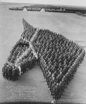 Офіцери в символічній позі голови "Диявола", 1921 рік.