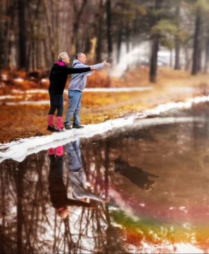 Фотограф Сесили Торесен получила это любительское фото от владельцев Тимбера, своего недавно умершего пса, когда они рассыпали его прах в пруд. Они попросили Сесили наложить отражение Тимбера в воде.