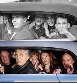 В 1964 году Ринго Старр сфотографировал учащихся средней школы, прогуливавших уроки, чтобы увидеть Битлз во время своей первой поездки в США. Спустя 50 лет группа воспроизвела картину.