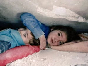 В Сирии, через 17 часов после землетрясения, опустошившего регион, эту 7-летнюю девочку нашли под завалами с рукой над головой ее младшего брата, чтобы защитить его