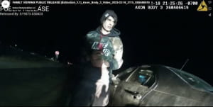 Зображення з бодікамери Брента Томпсона після того, як його зупинили поліцейські у Колорадо. Він назвав правоохоронцям вигадане ім'я, а потім спробував втекти. Поліцейський ударив його джипом, від чого той знепритомнів. Через кілька хвилин позашляховик збив його, коли він лежав на землі.
