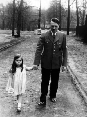 Адольф Гитлер на прогулке с Хельгой Геббельсом. Хельзи и ее братьям и сестрам позже родители дали цианид в бункере Гитлера в 1945 году.