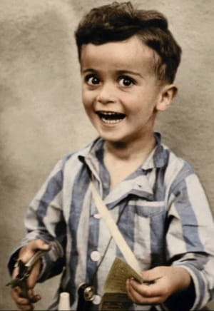 Иштван Райнер, 4-летний мальчик, невинно улыбается на студийном портрете, не подозревая о трагической судьбе, которая ждала его в концлагере Аушвиц, где он был убит.