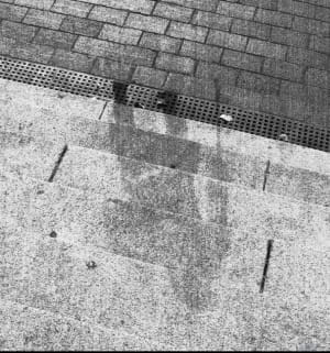 Это постоянная тень человека в тот момент, когда атомная бомба взорвалась над Хиросимой, 1945 год.