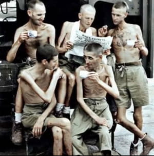 Фотография британских солдат после освобождения из японского лагеря для военнопленных в 1945 году.