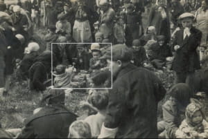 Ребенок дает другому ребенку цветок в Аушвице, сидя в роще возле газовой камеры перед его убийством. Май 1944 года.