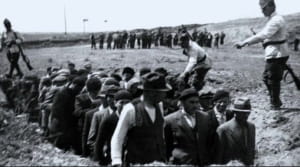 Евреи, которых готовят к смертной казни среди ужасов Холокоста в оккупированной нацистами Украине.