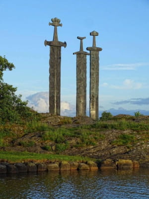 Sverd i fjell, Норвегія. Цей пам’ятник миру вшановує битву біля Хафрсфіорду, яка за традицією відбулася там у 872 році, коли король Гаральд Прекраснокосий об’єднав Норвегію під однією короною.
