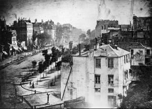 Первая фотография с людьми, 1838, на которой Луи Дагера изображена площадь Республики в Париже с двумя человеческими фигурами в левом углу. Это первая в мире фотография Ville Lumière и первая фотография с людьми.