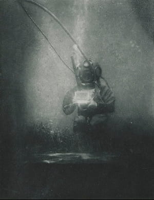 Первая подводная фотография человека, 1899 год. Этот портрет был сделан Луи Мари-Огюстом Бутаном в Банюльс-сюр-Мер, на юге Франции.