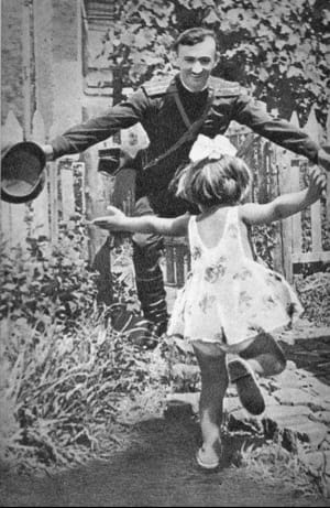 Солдат возвращается домой к дочери после второй мировой войны, 1945 год.
