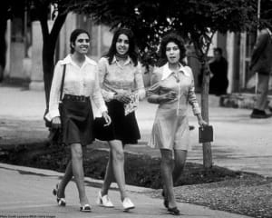 Три студентки в юбках в Кабуле, Афганистан. Фотография Лоренса Бруна, 1972 год.