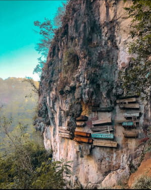 Висячие гробы – это захоронения, расположенные на скале, найденные в некоторых частях Китая, Индонезии и Филиппин.