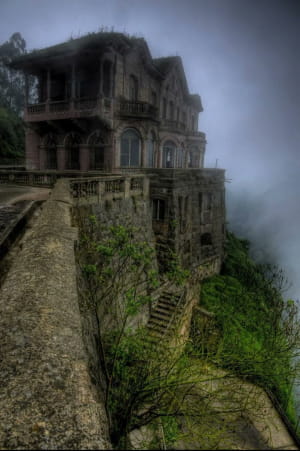 Этот колумбийский отель называется Hotel del Salto, который дословно переводится как «гостиница прыжка». Учитывая его расположение, вы можете догадаться почему.
