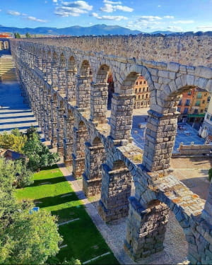 Акведук Сеговії. Побудований приблизно в першому столітті нашої ери та складається з понад 25 000 гранітних блоків, скріплених без розчину, акведук, безсумнівно, є одним із найкраще збережених творів римської інженерії у світі.