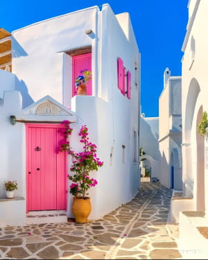 Мощеные улицы Марписса на острове Парос, Греция.