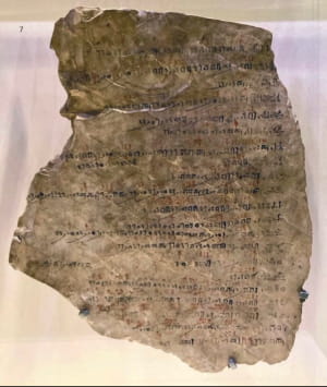 Лист посещаемости 3200 лет, найденный в Дейр-эль-Медине, Египет. Причины отсутствия работника включают "варку пива", "бальзамирование брата", "выпивку из Хонса" и "укус скорпиона".