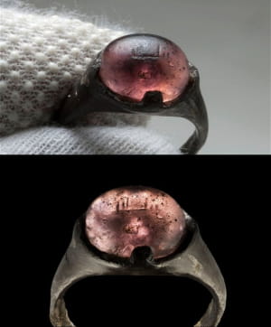 В могиле женщины в Бирке, расположенном в 25 км западнее Стокгольма, было обнаружено кольцо эпохи викингов с выгравированной фразой «для Аллаха». Этот 1200-летний артефакт служит отличным доказательством прямых связей викингов с халифатом Аббасидов.