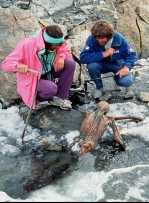 Первое фото Эци, когда он вырывается из тающего льда. В 1991 году во время похода в долину Эцталь в Альпах немецкие туристы обнаружили мумию, ставшую известной как Эци. Он пролежал во льду более 5300 лет, прежде чем его обнаружили.