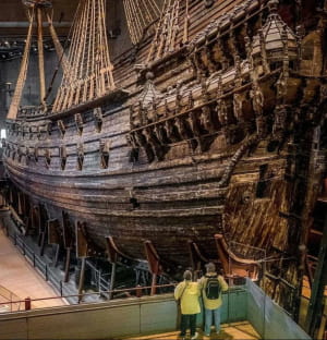 Шведский военный корабль Vasa затонул во время своего первого рейса в 1628 году и был поднят через 333 года. Это не случайно: его нашел археолог Андерс Францен после двух лет исследований. Сегодня Vasa является самым сохранившимся кораблем XVII века.