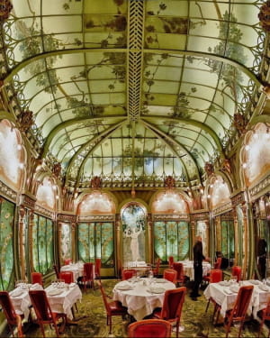 La Fermette Marbeuf був престижним рестораном у 8-му окрузі Парижа. «Кімната 1900 року», схожа на зимовий сад ресторану в стилі Belle Époque Art Nouveau, була створена архітектором Емілем Хюртре та є офіційною історичною пам’яткою з 1983 року.