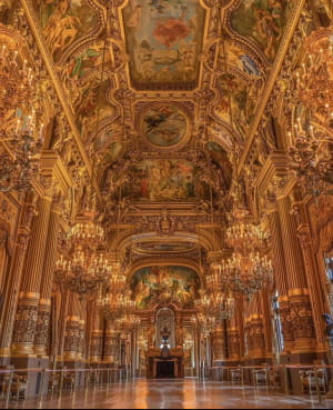 Опера Гарньє, Париж. Палац Гарньє, який часто називають «найвідомішим оперним театром у світі», був спроектований архітектором Шарлем Гарньє для Паризької опери. Він був побудований між 1861 і 1875 роками під керівництвом імператора Наполеона III.