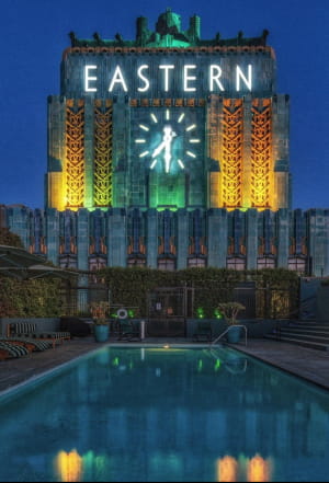 Здание Восточной Колумбии, Лос-Анджелес. Здание, спроектированное Клодом Билманом, считается самым большим примером архитектуры ар-деко в Лос-Анджелесе. Это также одно из наиболее фотографированных сооружений в городе и всемирно известный памятник ар-деко