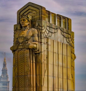 Стражи дорожного движения, Кливленд. С 1932 г. эти фигуры в стиле ар-деко, вырезанные на пилонах моста Лорен-Карнеги, охраняли движение с востока на запад.